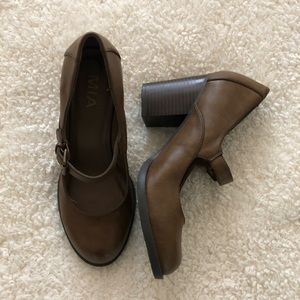 Buckle strap brown heels
